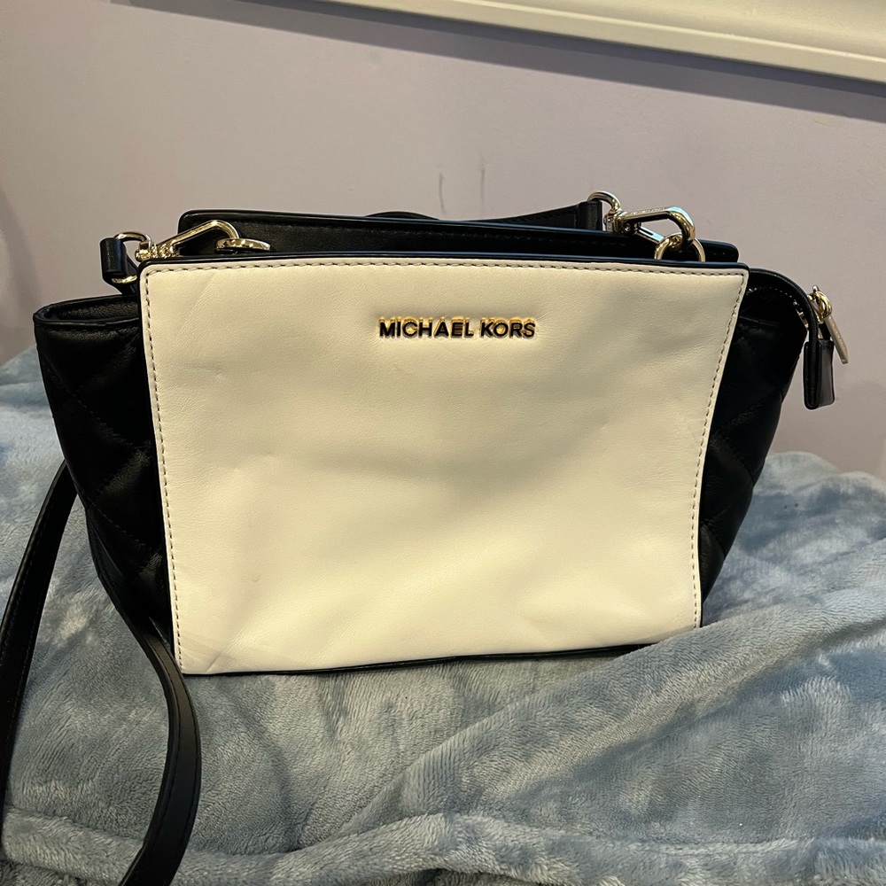 Gently used black and white Michael Kits pocketbook